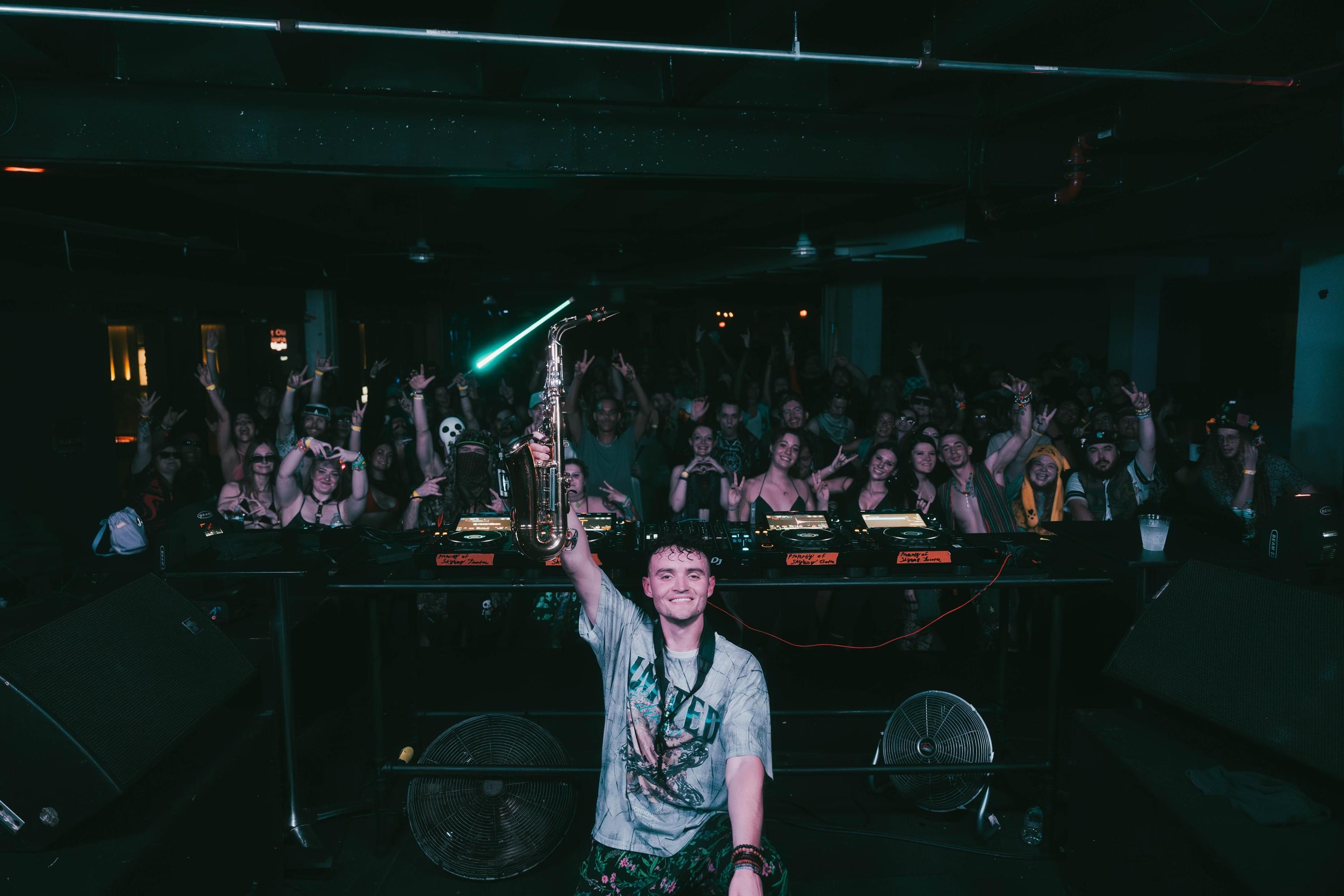 OSSIEN live with crowd